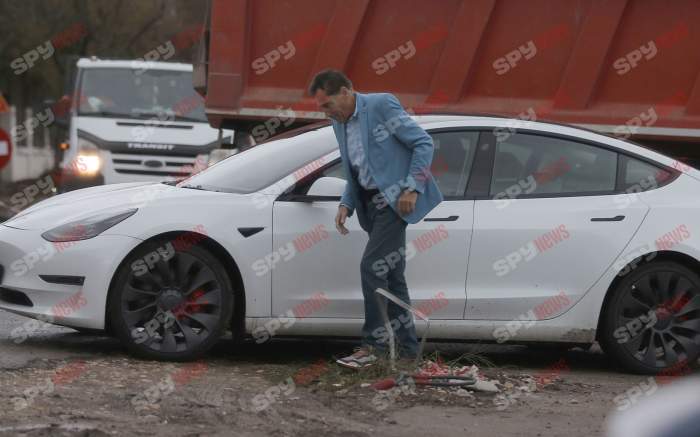 Ştie cum e cu trendurile! Petre Roman şi soţia şi-au făcut fenta în capitală! Noroiul însă... l-a cam încurcat! Ce maşină şi-a luat politicianul! | PAPARAZZI