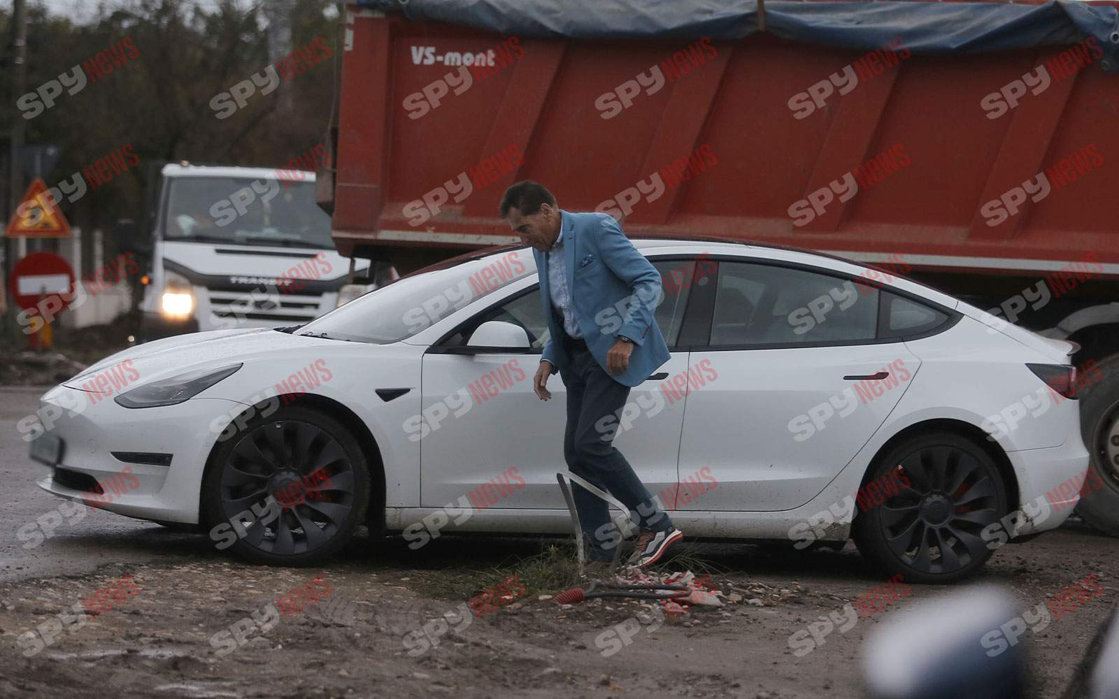 Ştie cum e cu trendurile! Petre Roman şi soţia şi-au făcut fenta în capitală! Noroiul însă... l-a cam încurcat! Ce maşină şi-a luat politicianul! | PAPARAZZI