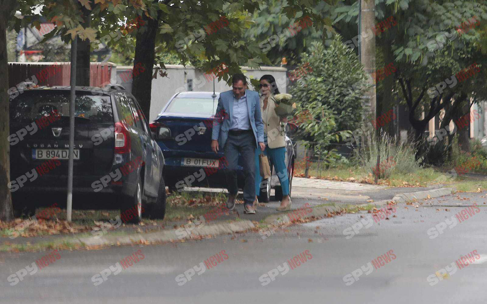 Ştie cum e cu trendurile! Petre Roman şi soţia şi-au făcut fenta în capitală! Noroiul însă... l-a cam încurcat! Ce maşină şi-a luat politicianul! | PAPARAZZI