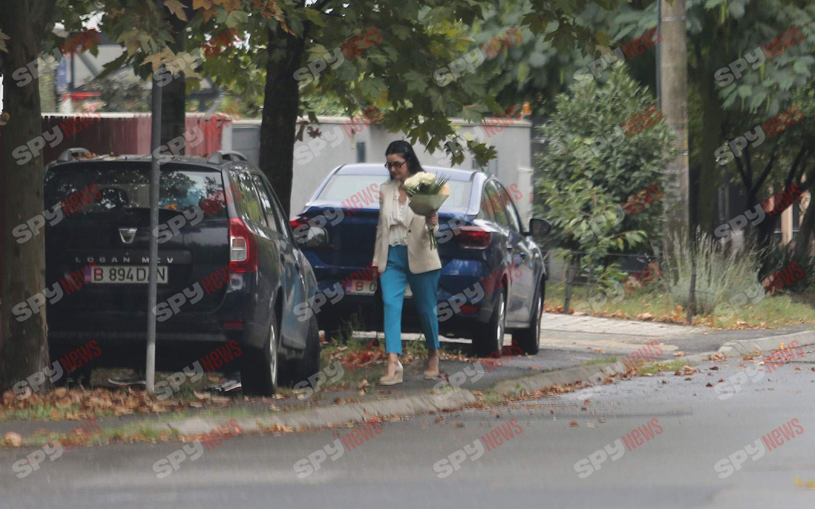 Ştie cum e cu trendurile! Petre Roman şi soţia şi-au făcut fenta în capitală! Noroiul însă... l-a cam încurcat! Ce maşină şi-a luat politicianul! | PAPARAZZI