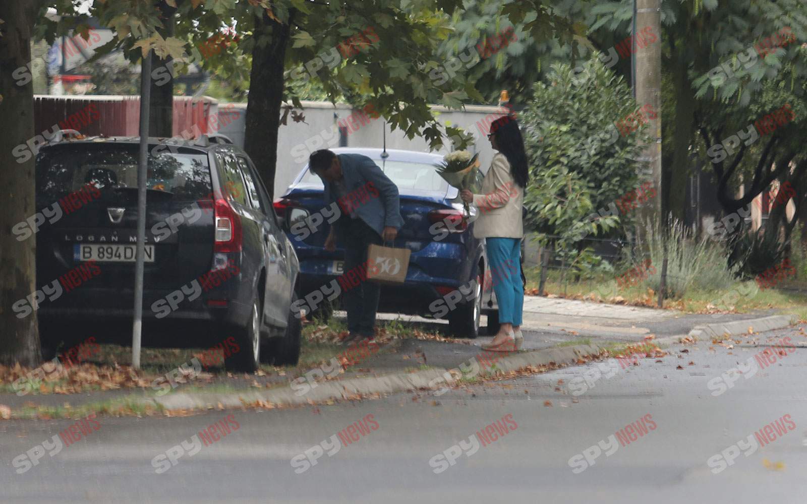 Ştie cum e cu trendurile! Petre Roman şi soţia şi-au făcut fenta în capitală! Noroiul însă... l-a cam încurcat! Ce maşină şi-a luat politicianul! | PAPARAZZI