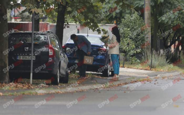 Ştie cum e cu trendurile! Petre Roman şi soţia şi-au făcut fenta în capitală! Noroiul însă... l-a cam încurcat! Ce maşină şi-a luat politicianul! | PAPARAZZI