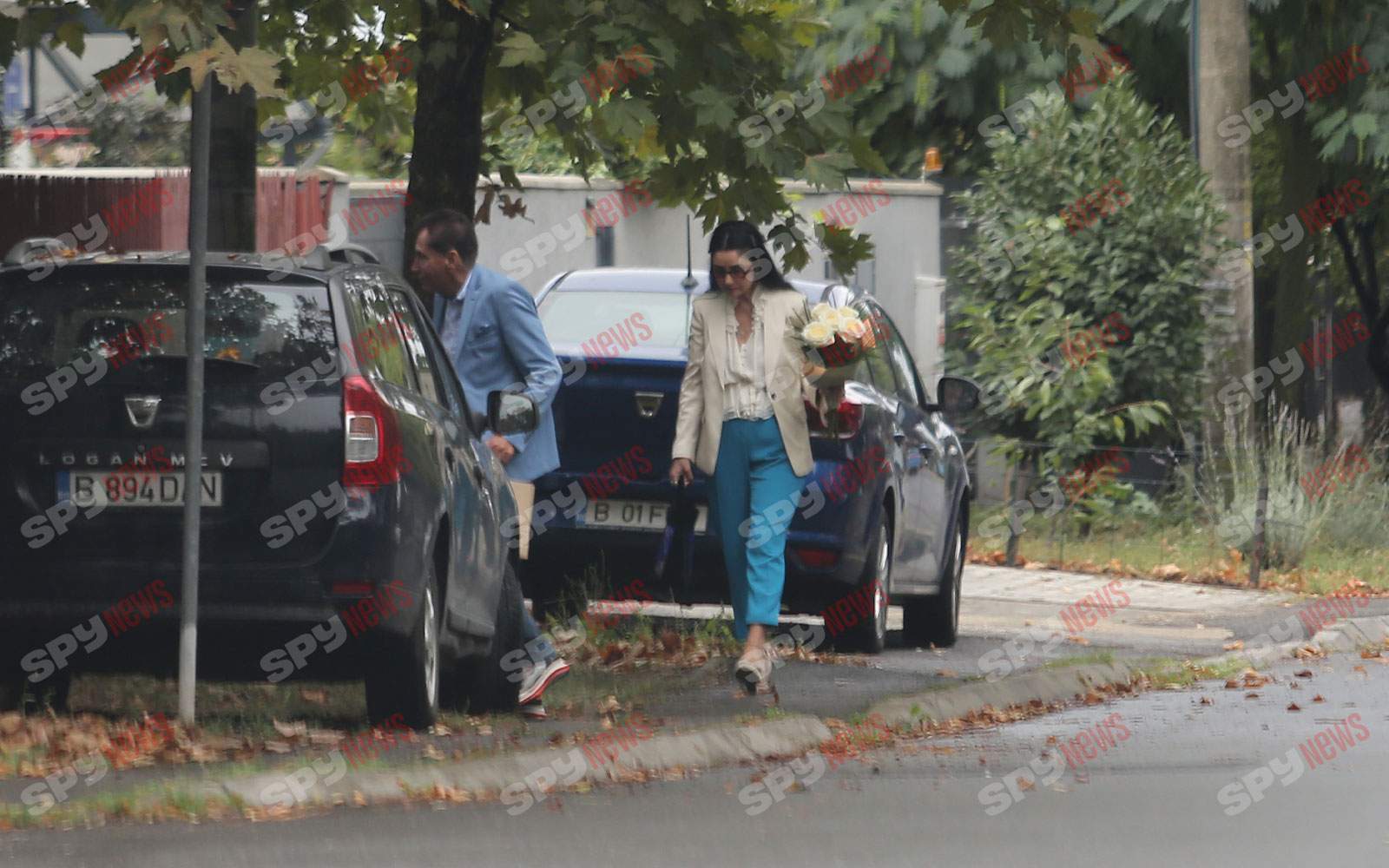 Ştie cum e cu trendurile! Petre Roman şi soţia şi-au făcut fenta în capitală! Noroiul însă... l-a cam încurcat! Ce maşină şi-a luat politicianul! | PAPARAZZI