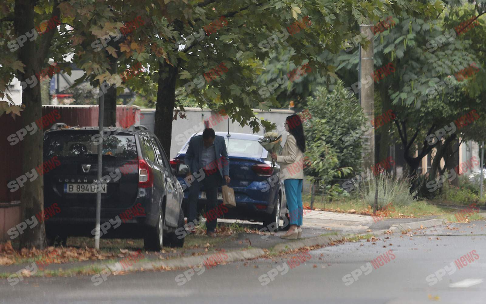 Ştie cum e cu trendurile! Petre Roman şi soţia şi-au făcut fenta în capitală! Noroiul însă... l-a cam încurcat! Ce maşină şi-a luat politicianul! | PAPARAZZI