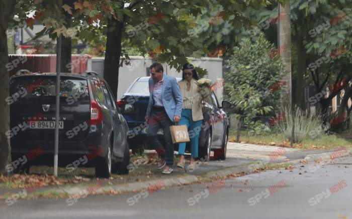 Ştie cum e cu trendurile! Petre Roman şi soţia şi-au făcut fenta în capitală! Noroiul însă... l-a cam încurcat! Ce maşină şi-a luat politicianul! | PAPARAZZI