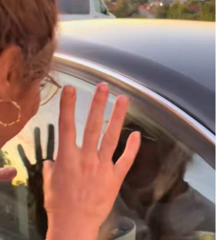 Băiețelul unei românce a rămas blocat în mașină, cu cheia în interior: „Ia cheia, mami!” Imaginile au devenit virale 