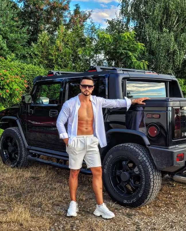 ionut frumuselu langa o masina
