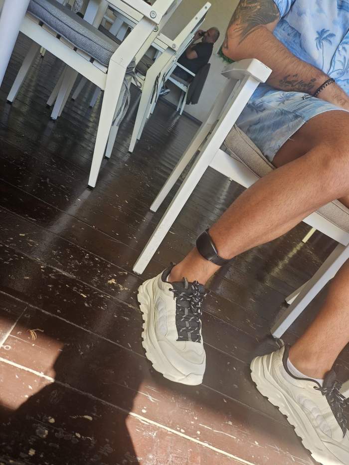 ionut frumuselu cu bratara la picior