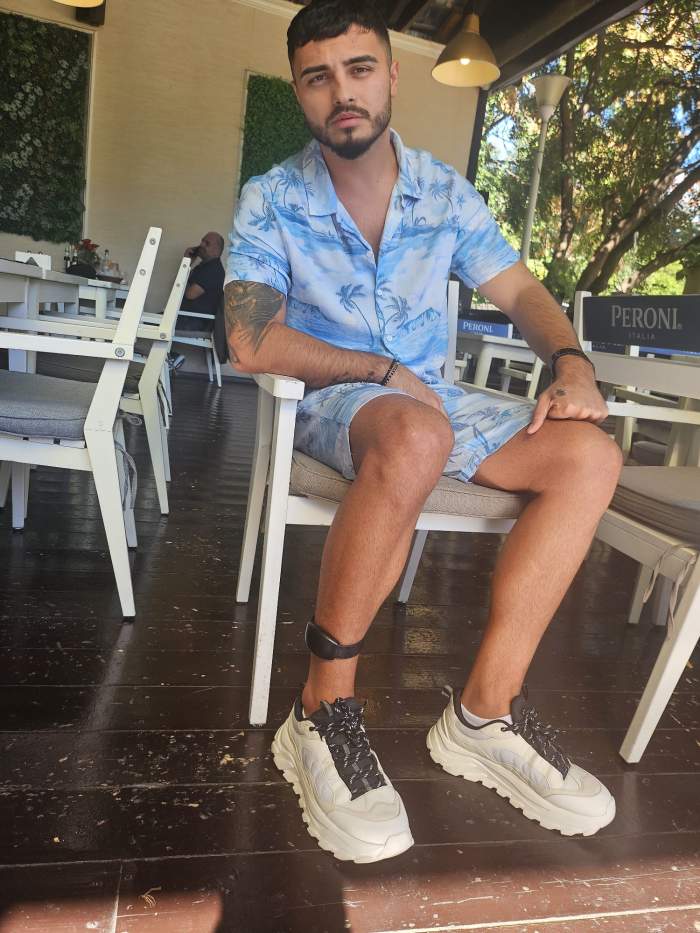 ionut frumuselu cu bratara la picior