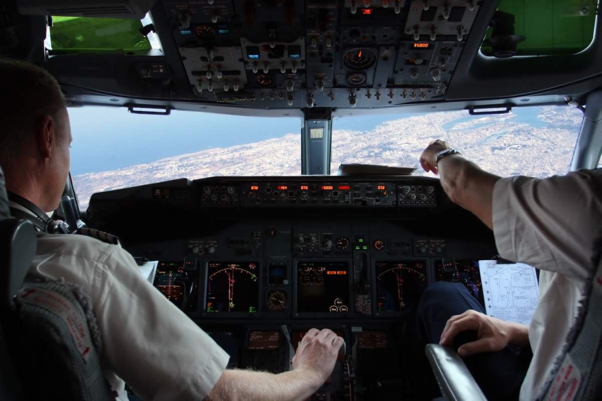 piloți în cabina avionului