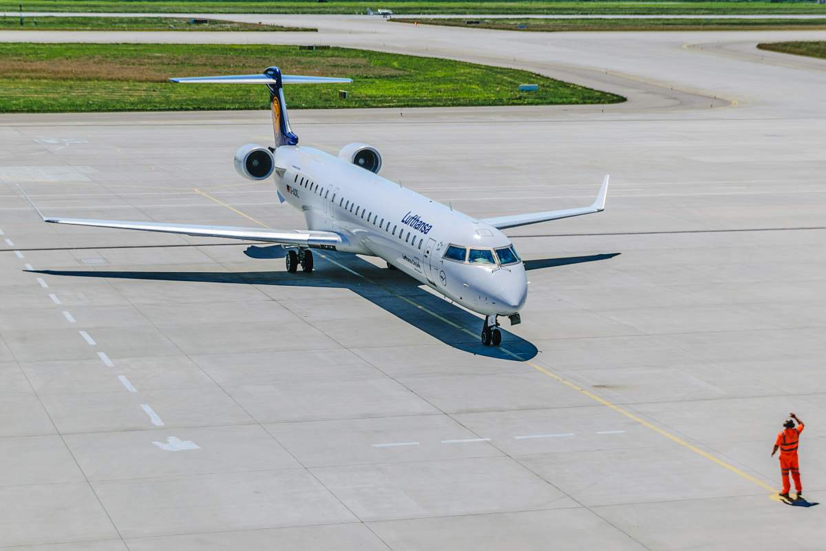 Tragedie aviatică uriașă, evitată în ultima secundă pe un aeroport frecventat de români! Un avion a aterizat la 3 metri de altul care urma să decoleze