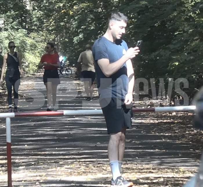 Ai grijă că te vede lumea! Alex Pițurcă, gesturi intime, în public! Paparazzii Spynews.ro au surprins totul | PAPARAZZI