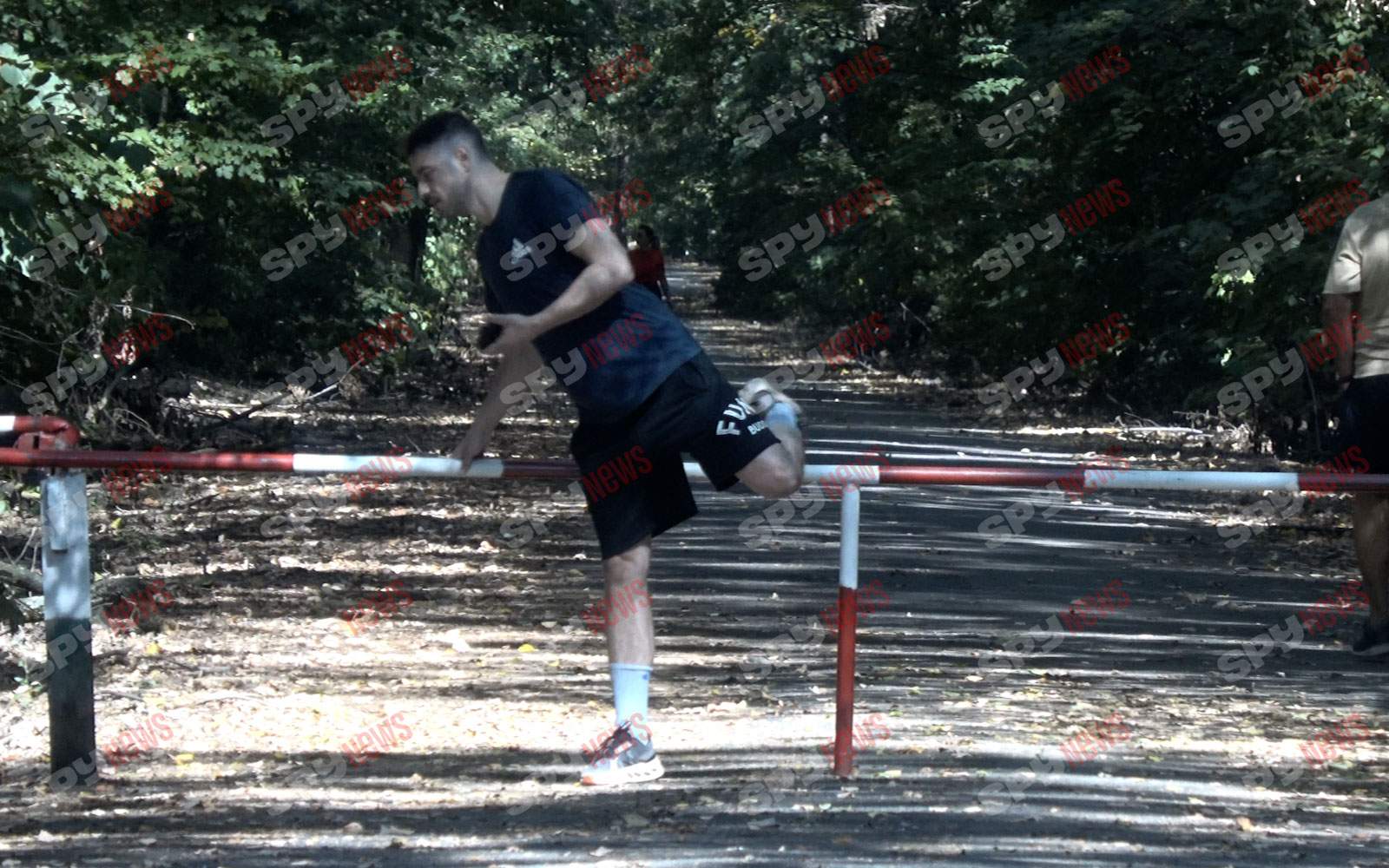 Ai grijă că te vede lumea! Alex Pițurcă, gesturi intime, în public! Paparazzii Spynews.ro au surprins totul | PAPARAZZI