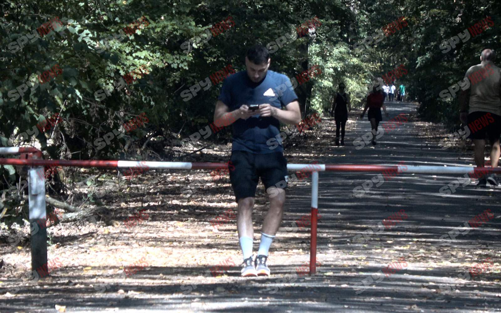Ai grijă că te vede lumea! Alex Pițurcă, gesturi intime, în public! Paparazzii Spynews.ro au surprins totul | PAPARAZZI