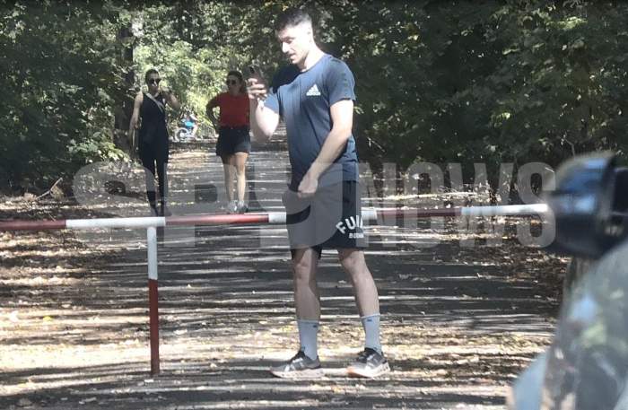 Ai grijă că te vede lumea! Alex Pițurcă, gesturi intime, în public! Paparazzii Spynews.ro au surprins totul | PAPARAZZI