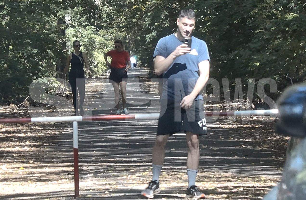 Ai grijă că te vede lumea! Alex Pițurcă, gesturi intime, în public! Paparazzii Spynews.ro au surprins totul | PAPARAZZI