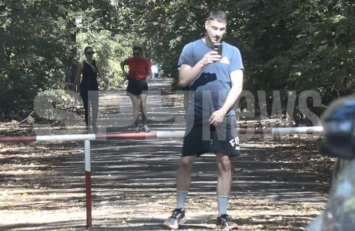 Ai grijă că te vede lumea! Alex Pițurcă, gesturi intime, în public! Paparazzii Spynews.ro au surprins totul | PAPARAZZI