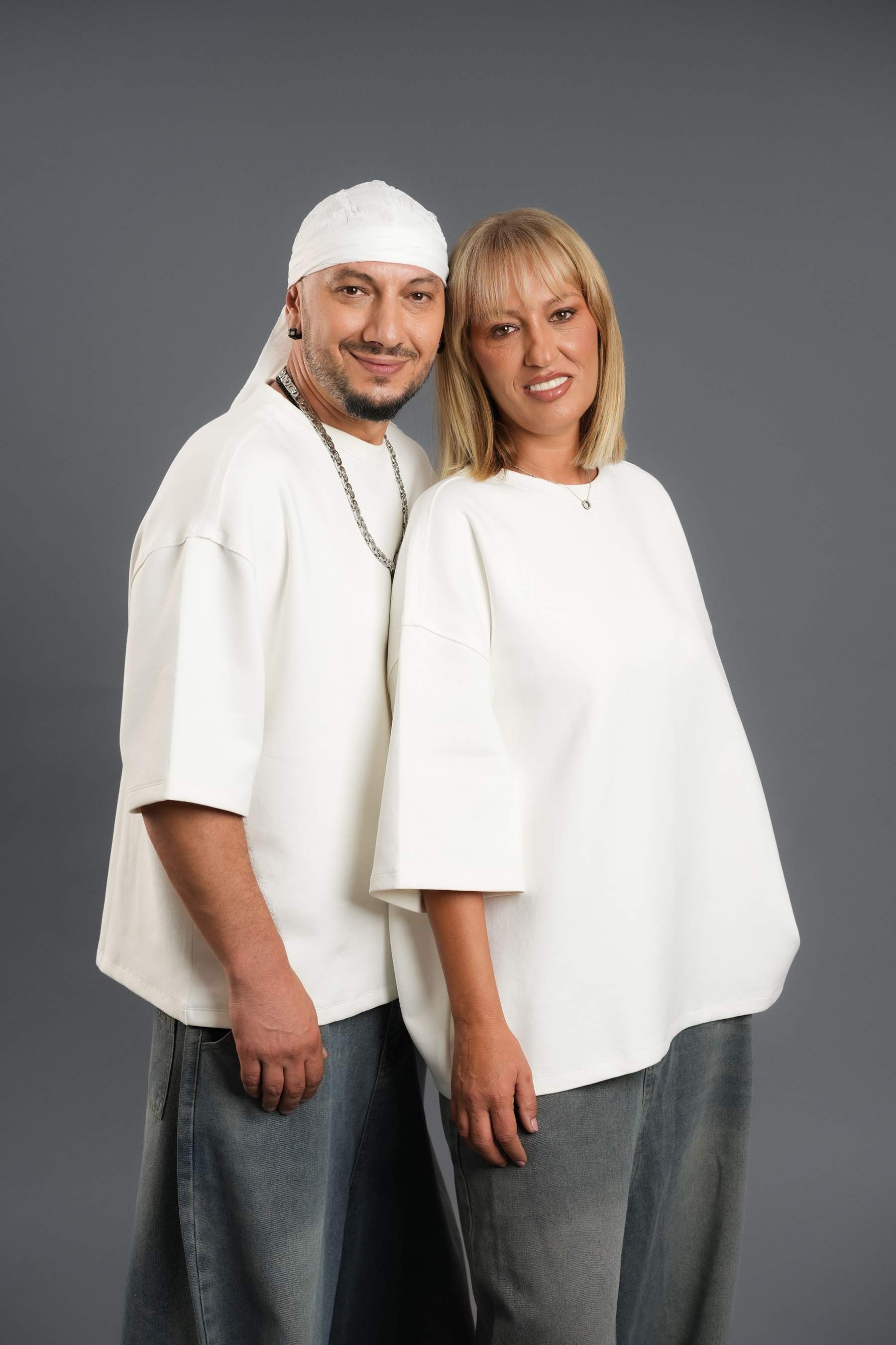 Nouă cupluri de vedete intră în provocarea vieții lor, odată cu sezonul 3 din show-ul Power Couple, la Antena 1! Sportivi, artiști și creatori de conținut, printre concurenții acestui an