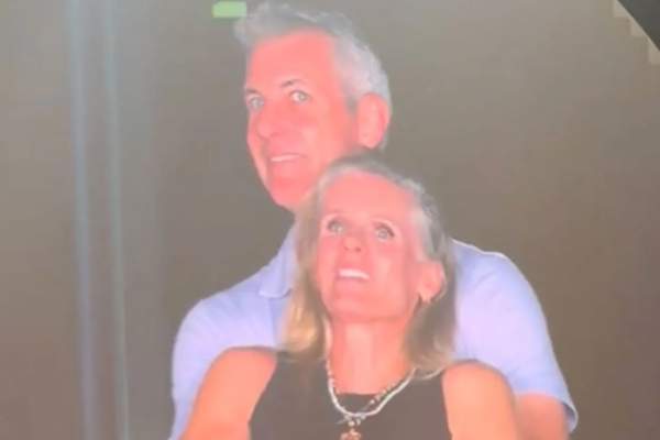 Soțul lui Kristin Cabot, fosta directoare de HR surprinsă cu celebrul CEO, era și el la concertul Coldplay cu amanta. Noi detalii cu privire la momentul controversat