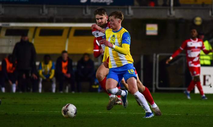 Torquay United - Eastbourne Borough, Torquay, Marea Britanie - 6 ianuarie 2024 Will Jenkins Davies, de la Torquay United, se luptă pentru minge cu Billy Vigar, de la Eastbourne Borough, în timpul meciului din National League South dintre Torquay United 
