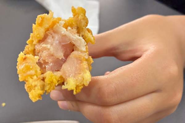 Caz scandalos la un liceu. Carne crudă, servită în cantina unei școli din Oradea | FOTO