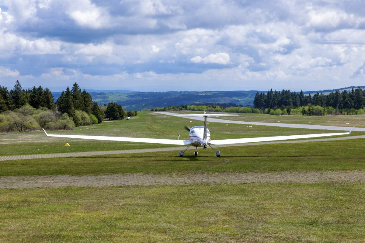 Planor motorizat rulând pe pista aerodromului Wasserkuppe, Rhön, Gersfeld, districtul Fulda, Hessa, Germania