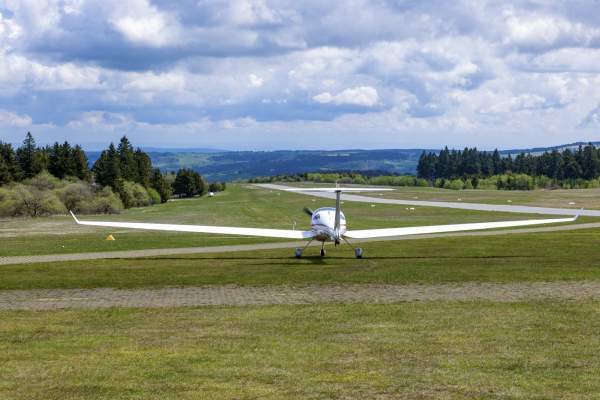 Incident aviatic în Iași! Avion de mici dimensiuni, prăbușit în curtea unei unități militare