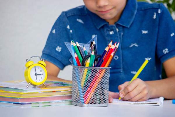 Elev de 11 ani, internat de urgență! Băiatul ar fi încercat să își termine toată tema de vacanță într-o singură zi