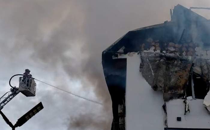 Incendiu puternic la un hotel din Prahova! Zeci de pompieri intervin la fața locului. Două persoane au fost găsite carbonizate