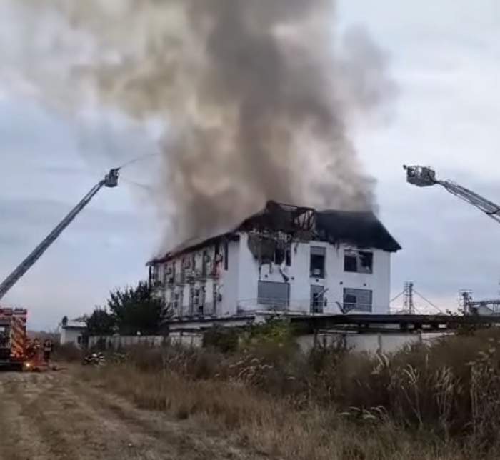 Incendiu puternic la un hotel din Prahova! Zeci de pompieri intervin la fața locului. Două persoane au fost găsite carbonizate