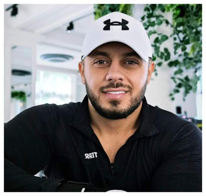 Gabi Badalau poarta sapca pe cap