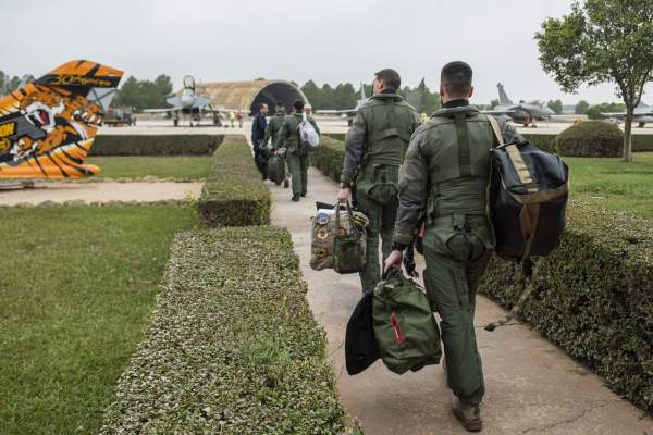 Tinerii din România vor putea face armata voluntară din anul 2026! Cu câți bani vor fi plătiți pentru un stagiu de 4 luni