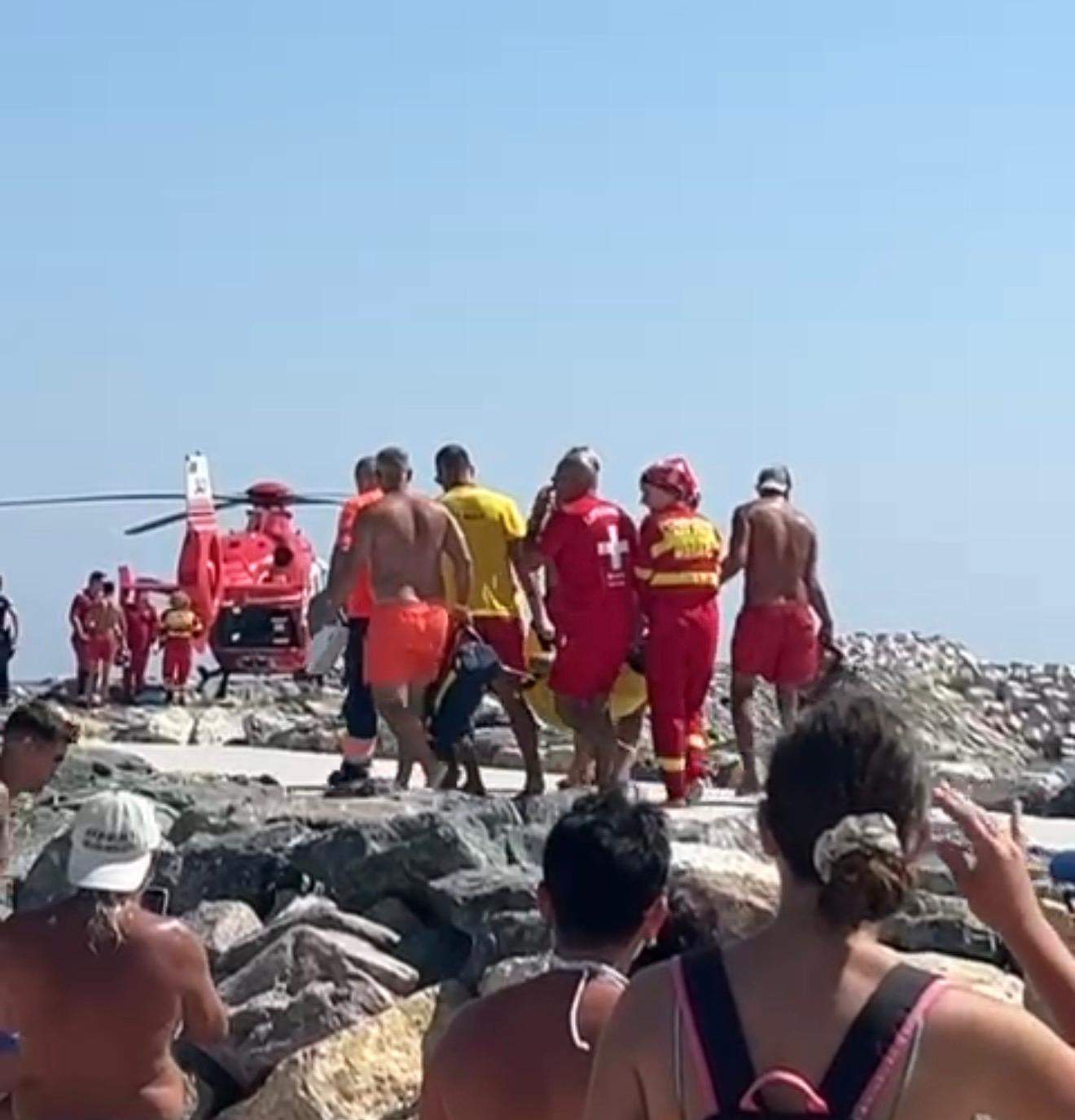 Imaginile momentului de pe litoral! Bărbat de 70 de ani, scos inconștient din mare. A fost preluat de elicopterul SMURD | Galerie FOTO