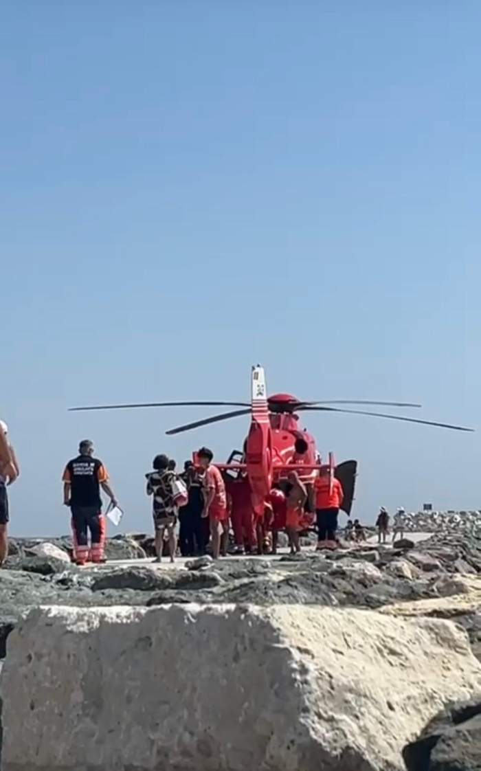 Imaginile momentului de pe litoral! Bărbat de 70 de ani, scos inconștient din mare. A fost preluat de elicopterul SMURD | Galerie FOTO