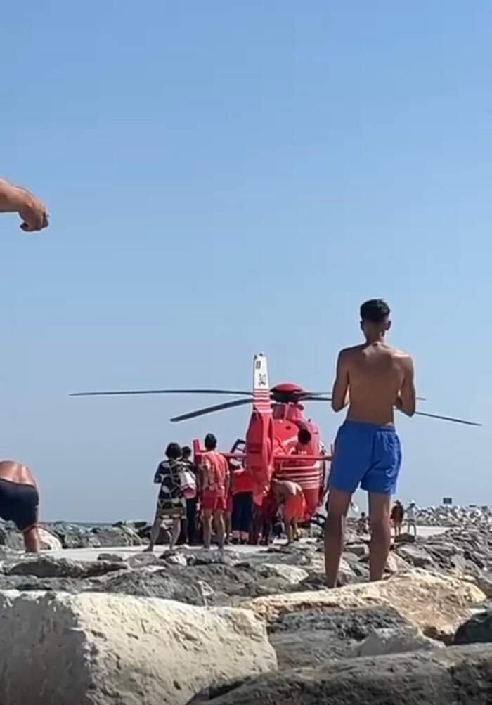 Imaginile momentului de pe litoral! Bărbat de 70 de ani, scos inconștient din mare. A fost preluat de elicopterul SMURD | Galerie FOTO