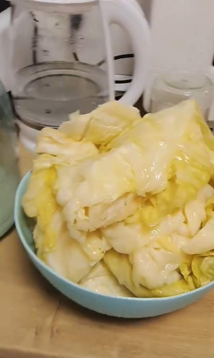 Rețeta veche de varză murată. Ce ingrediente secrete adăugau gospodinele pentru un gust desăvârșit