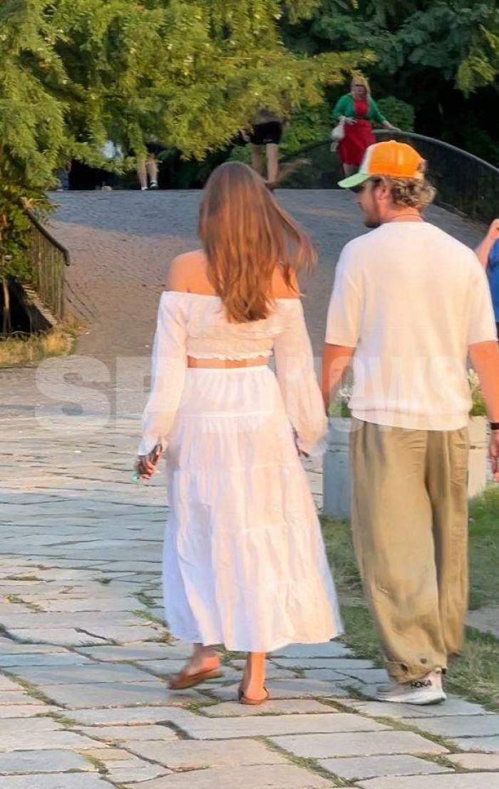 Cuza si Alexandra se tin de mana