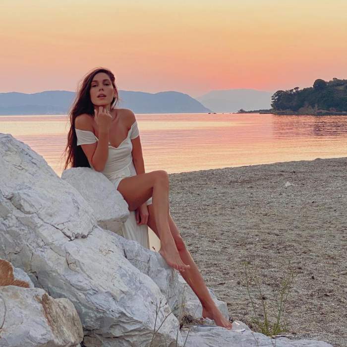 Irina Fodor asezata pe o stanca