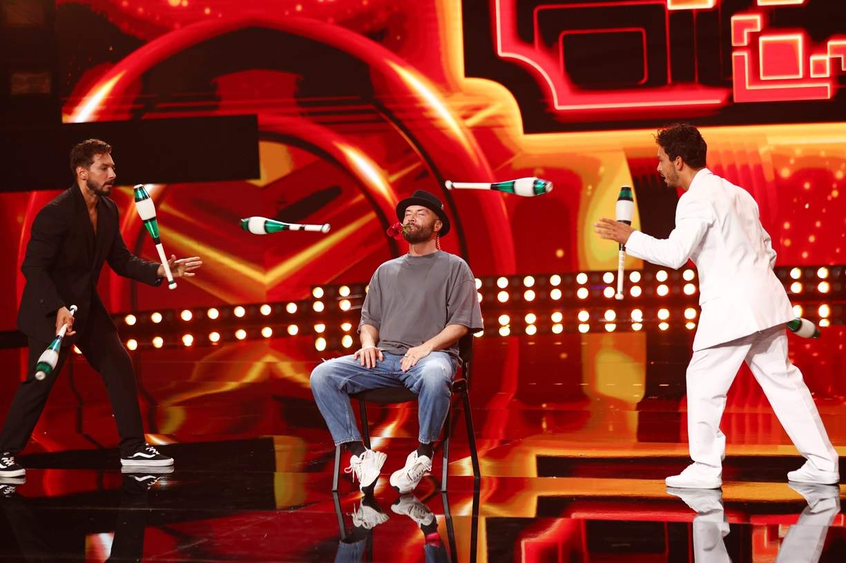 Spectacolul total al toamnei debutează astăzi, de la ora 20:00, la Antena 1. De la magie și circ, la recorduri Guinness și momente imposibil de încadrat – toate într-un show unde publicul plătește pentru talent pe loc: The Ticket