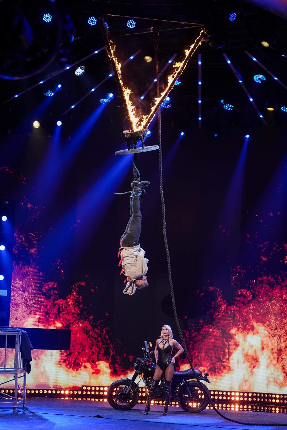 Spectacolul total al toamnei debutează astăzi, de la ora 20:00, la Antena 1. De la magie și circ, la recorduri Guinness și momente imposibil de încadrat – toate într-un show unde publicul plătește pentru talent pe loc: The Ticket