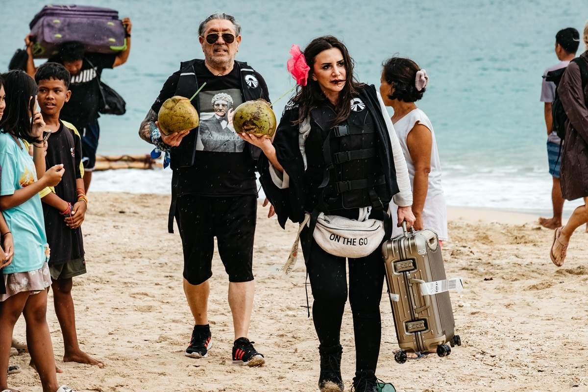 Un început spectaculos de cursă la Asia Express – Drumul Eroilor, astăzi, de la ora 20:00, la Antena 1. Concurenții, nevoiți să folosească plute pentru a ajunge la mal
