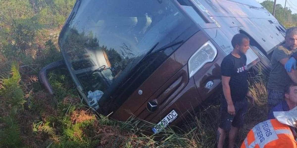 autocar rasturnat