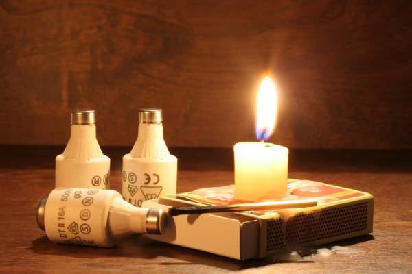 Cum te pregătești pentru un blackout! Ce trebuie să ai în casă în caz de pană de curent