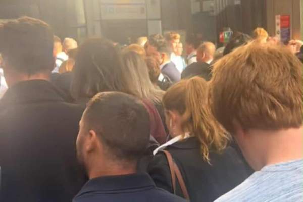 O româncă din Anglia, momente de panică! Toți oamenii au ieșit pe străzi și s-au grăbit să se adăpostească: ”Ne bagă în subsol” | VIDEO