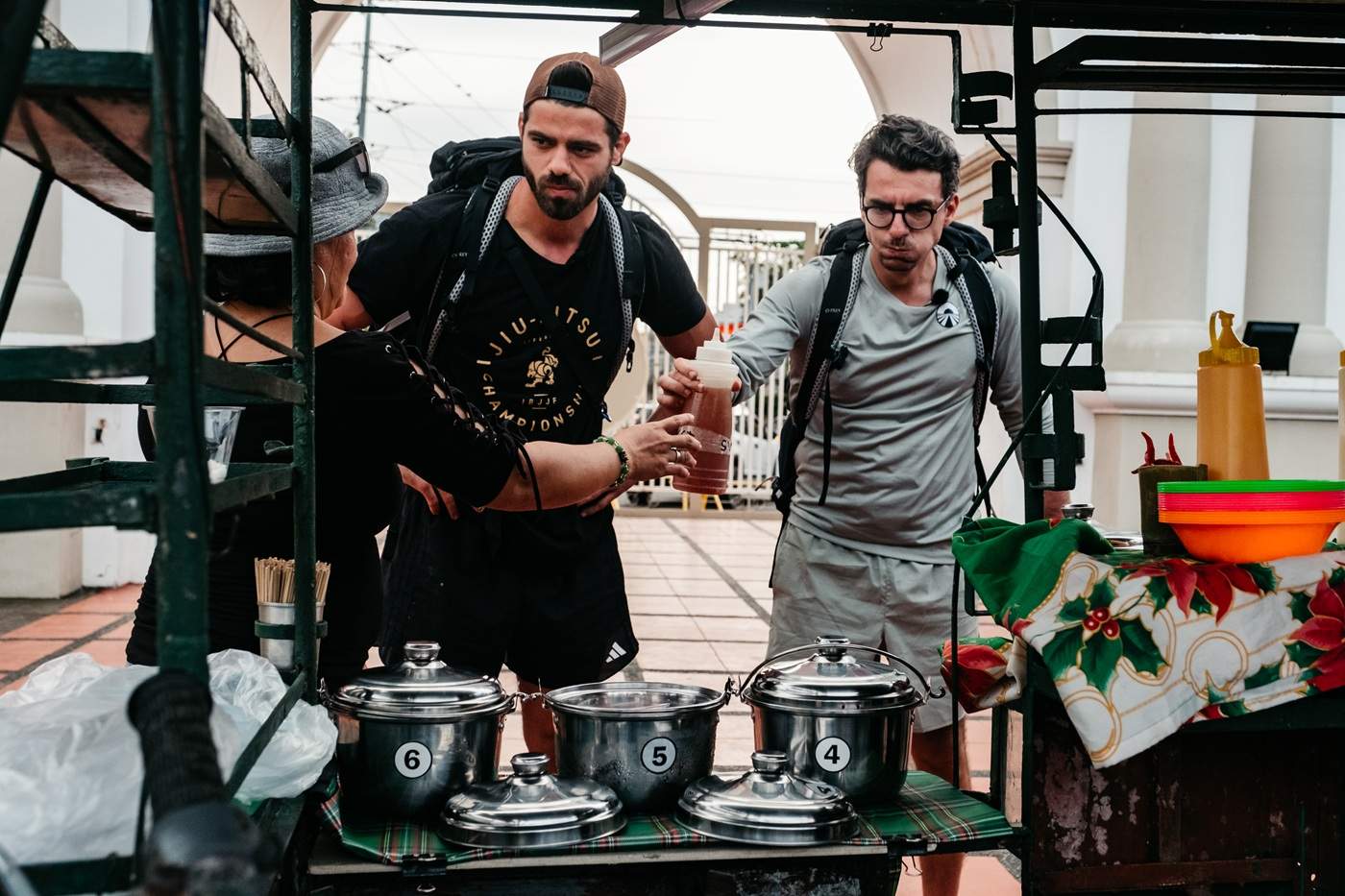 Cea mai nouă ediție Asia Express, lider detașat de audiență. Diseară, de la 20.30, la Antena 1, concurenții sunt serviți cu balut pe Drumul Eroilor
