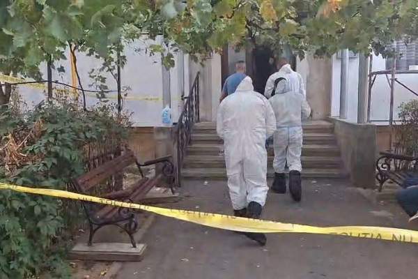 O profesoară și fiul ei, găsiți spânzurați în casă, în Mehedinți. Criminaliștii fac cercetări la locul tragediei