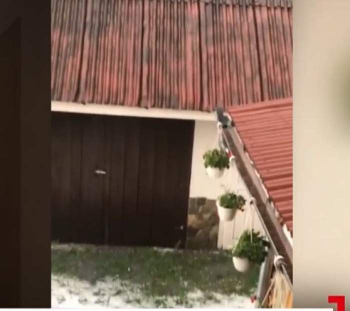 Furtunile au făcut ravagii în Bistrița-Năsăud. Grindina a produs pagube semnificative în gospodării | FOTO
