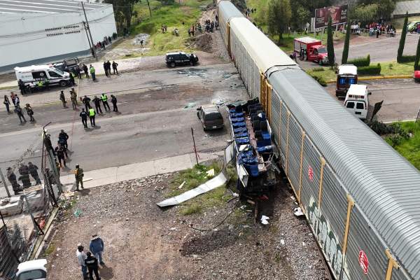Accident grav! Cel puțin 10 persoane și-au pierdut viața după ce un tren a lovit un autobuz. Peste 40 de persoane au fost rănite | FOTO