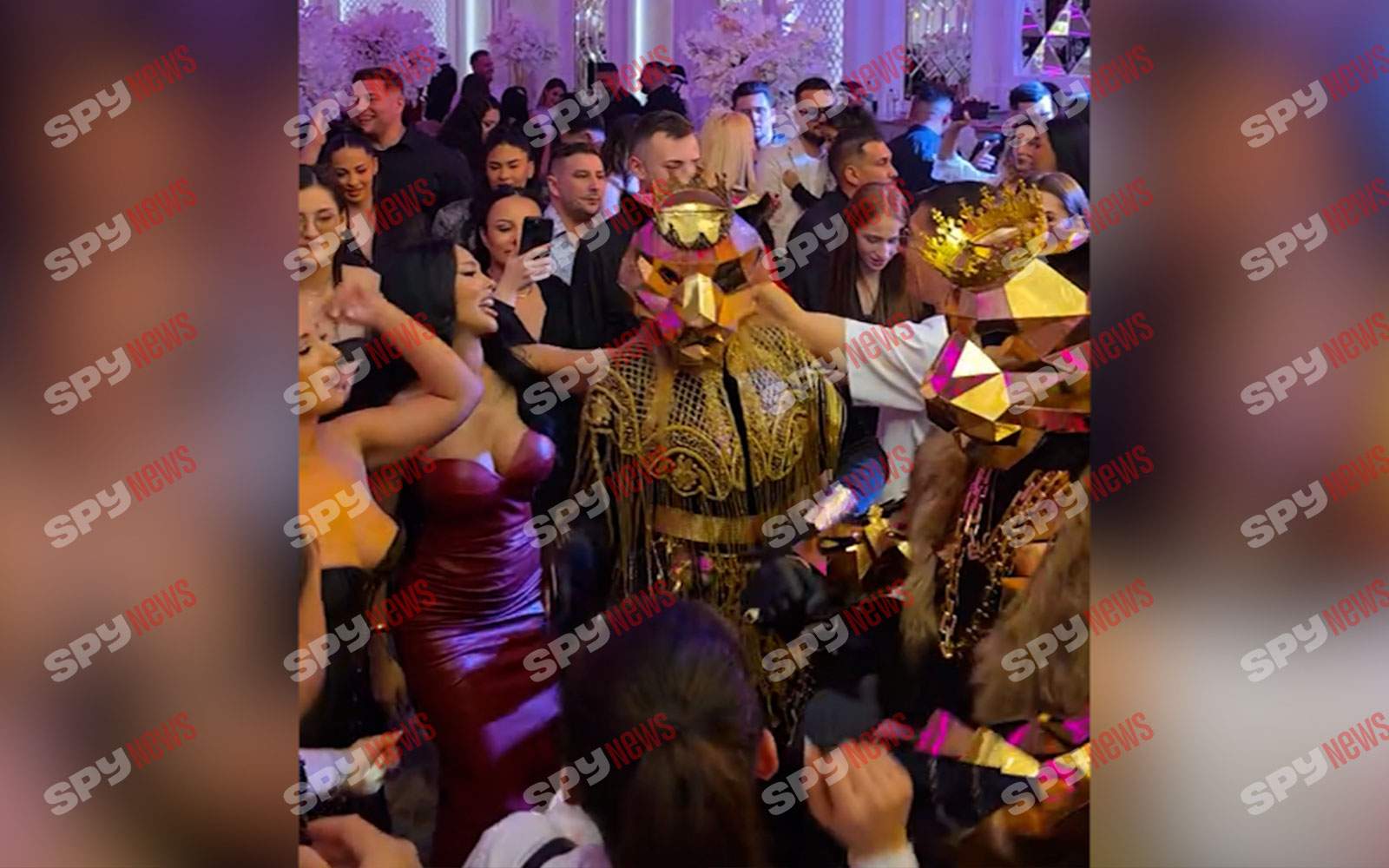 Cum a petrecut Cristina Pucean de Revelion, fără Bogdan de la Ploiești! A ales cea mai sexoasă rochie roșie și a făcut show | VIDEO