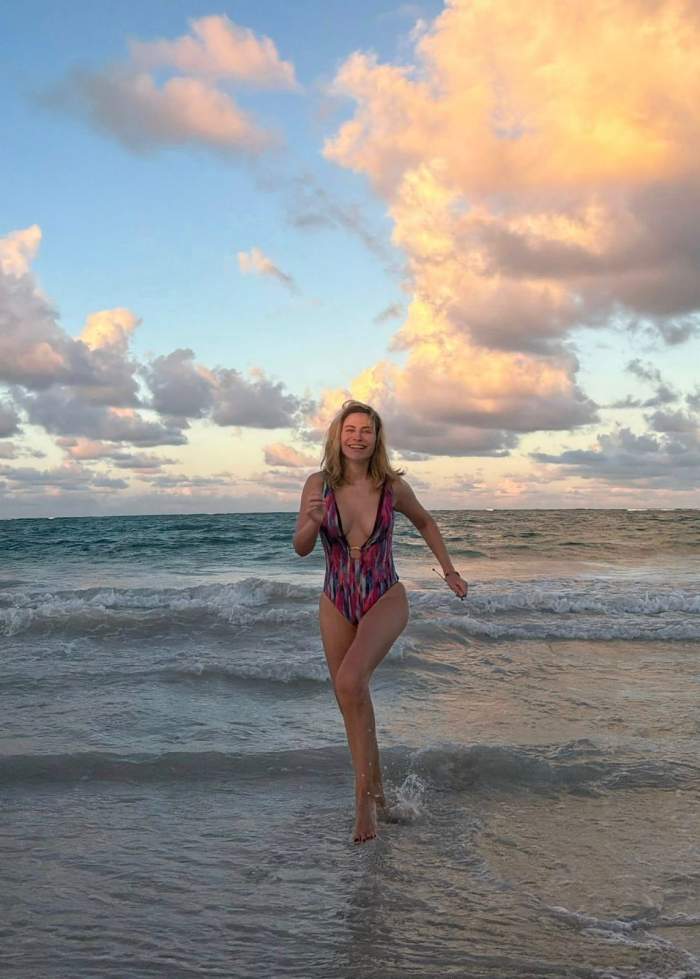 Adina Buzatu, pe plajă